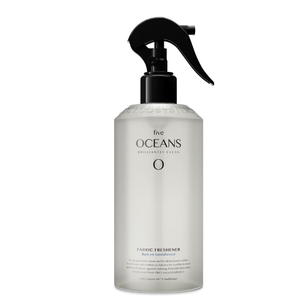 Fabric Freshener Five Oceans - Rain on Sandalwood 500ml i gruppen Badeværelsestilbehør / Alle Badeværelsestilbehør / Sæbedispenser & Sæbe hos Beslag Online (10034-BO)