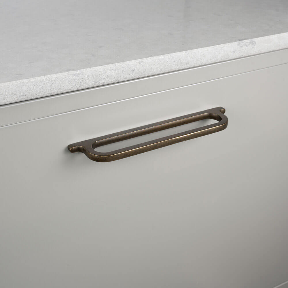 Håndtak Omega - 160mm - Antikk Messing