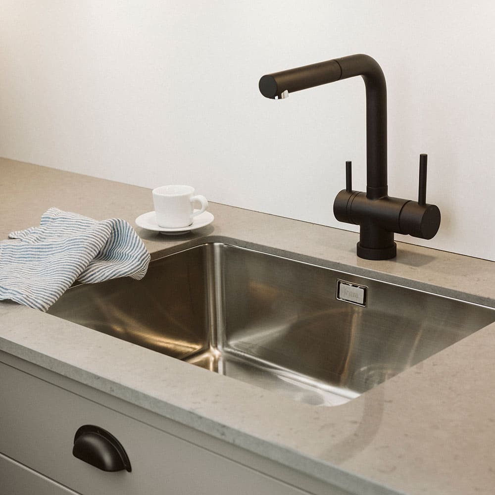 Kjøkkenarmatur London - Uttrekkbart Munnstykke - Matt Sort