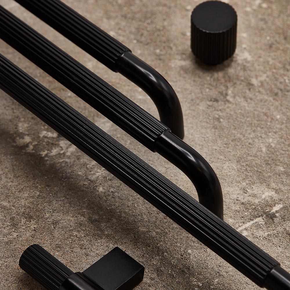 Håndtak Helix Stripe/Bakplate - Matt Sort