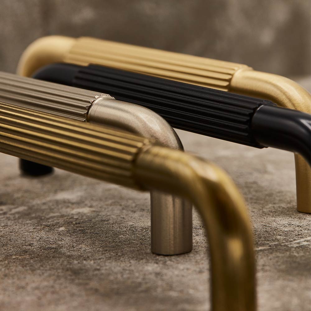 Håndtak Helix Stripe/Bakplate - Matt Sort
