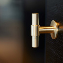 Knott T Uniform - Børstet Ubehandlet Messing