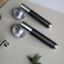 Dørhåndtak Koster - Børstet Krom/Sort