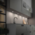 Tynn LED-belysning under kjøkkenskap og hyller