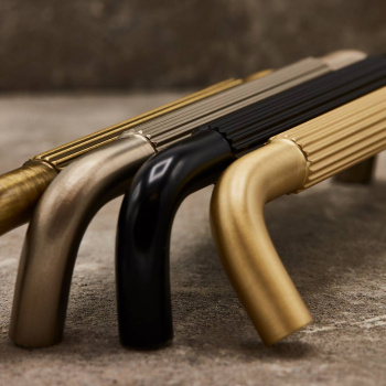 Håndtak Helix Stripe/Bakplate - Matt Sort